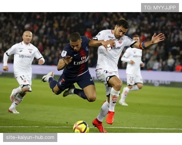 巴黎圣日耳曼边路主导进攻，战术单一性是否制约整体表现？